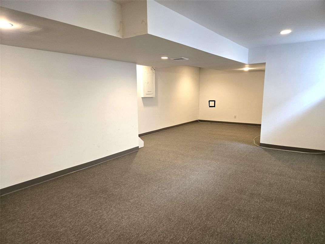Empty room, Interior, Recessed Lighting