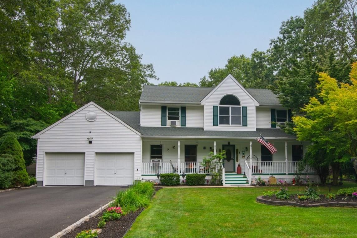 Attached, Exterior, Facade, Farmhouse