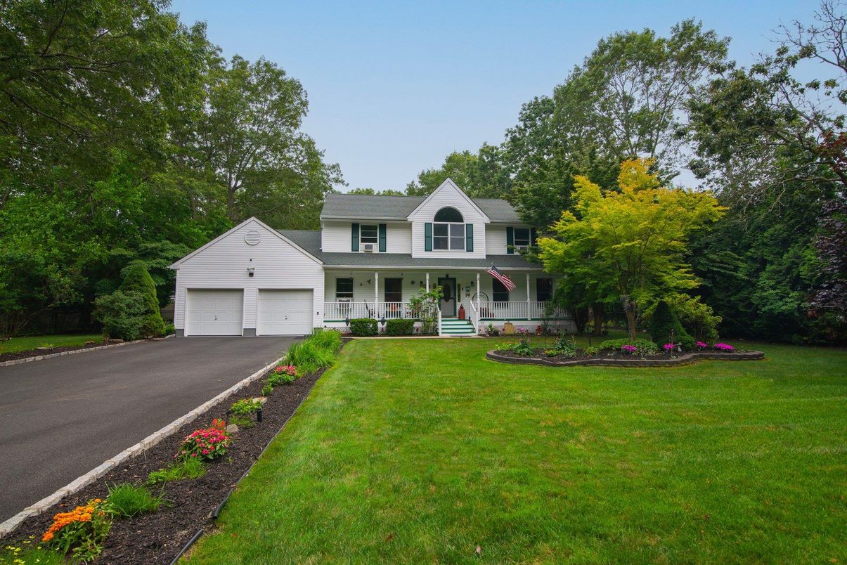 Attached, Exterior, Facade, Farmhouse