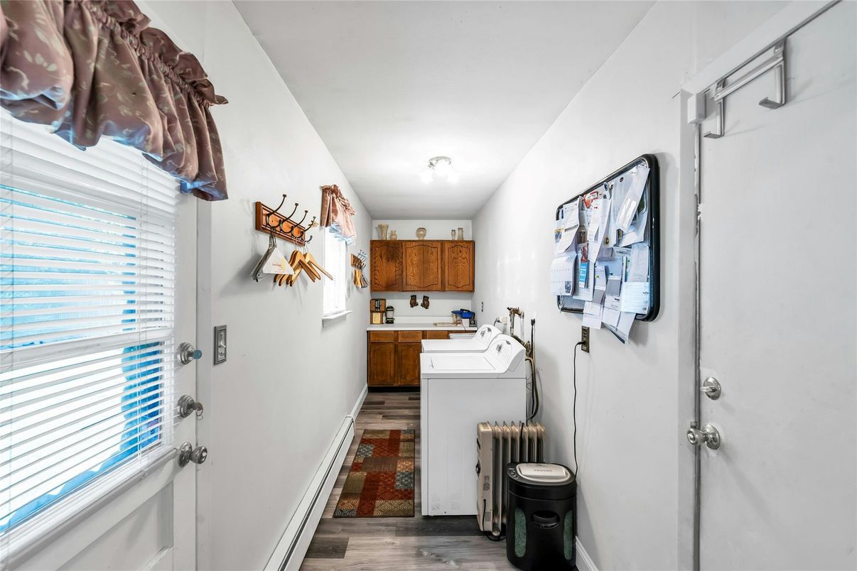 Interior, Washer, Wood Texture Flooring