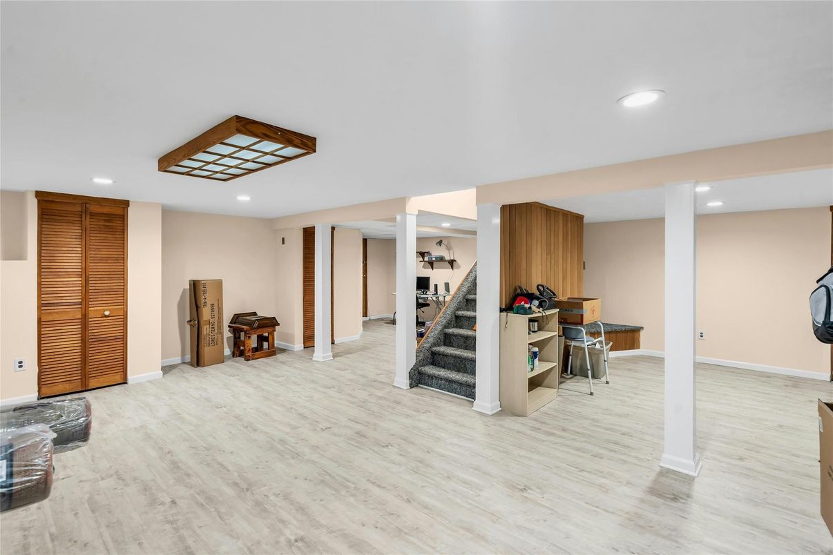 Interior, Recessed Lighting, Wood Texture Flooring