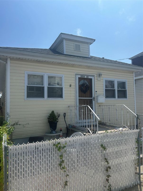 Exterior, Facade, Cape Cod