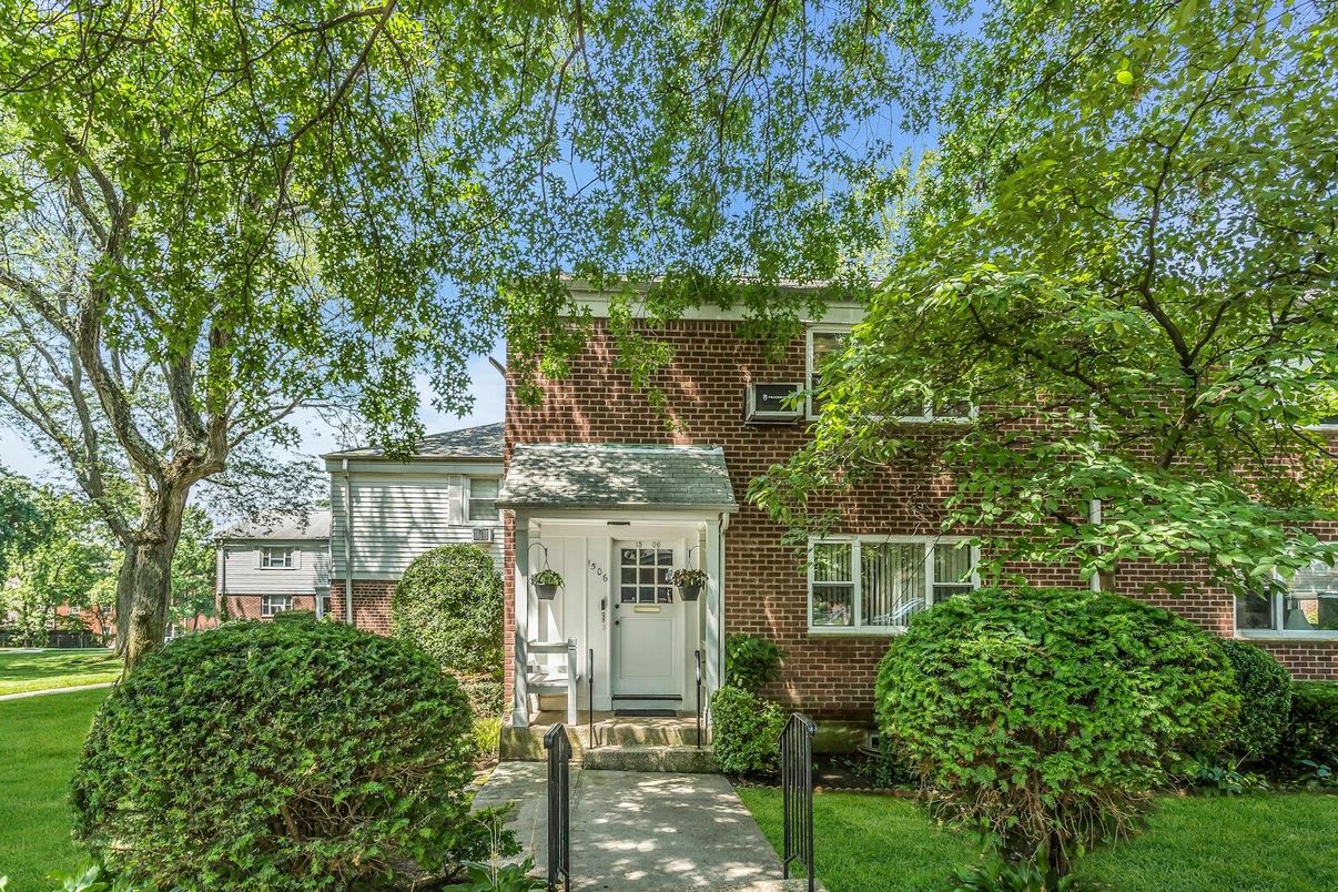 Exterior, Facade, Brick Facade, Cape Cod