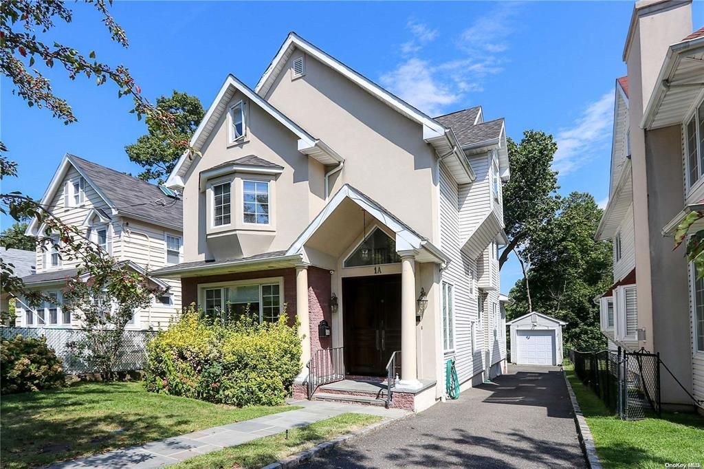Exterior, Facade, Queen Anne Victorian