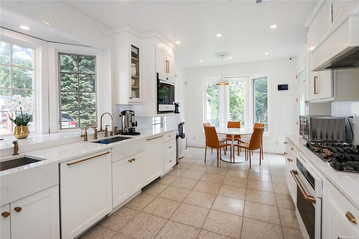 Dining room, Interior, Kitchen, Pendant Lights, Recessed Lighting, Stainless Steel Appliances