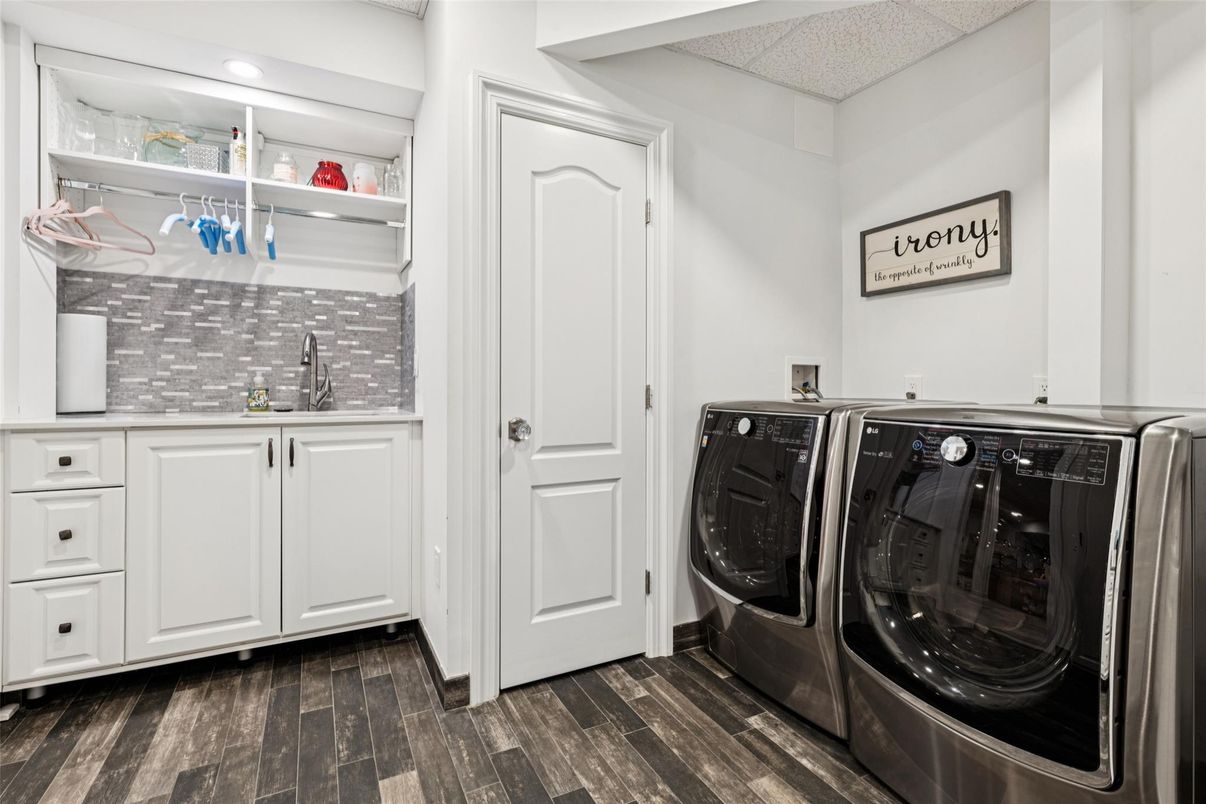 Interior, Recessed Lighting, Washer, Wood Texture Flooring
