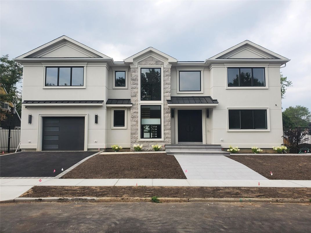 Attached, Exterior, Facade, Farmhouse