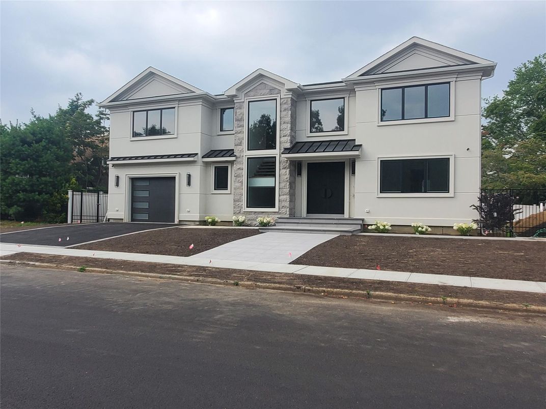 Attached, Exterior, Facade, Farmhouse