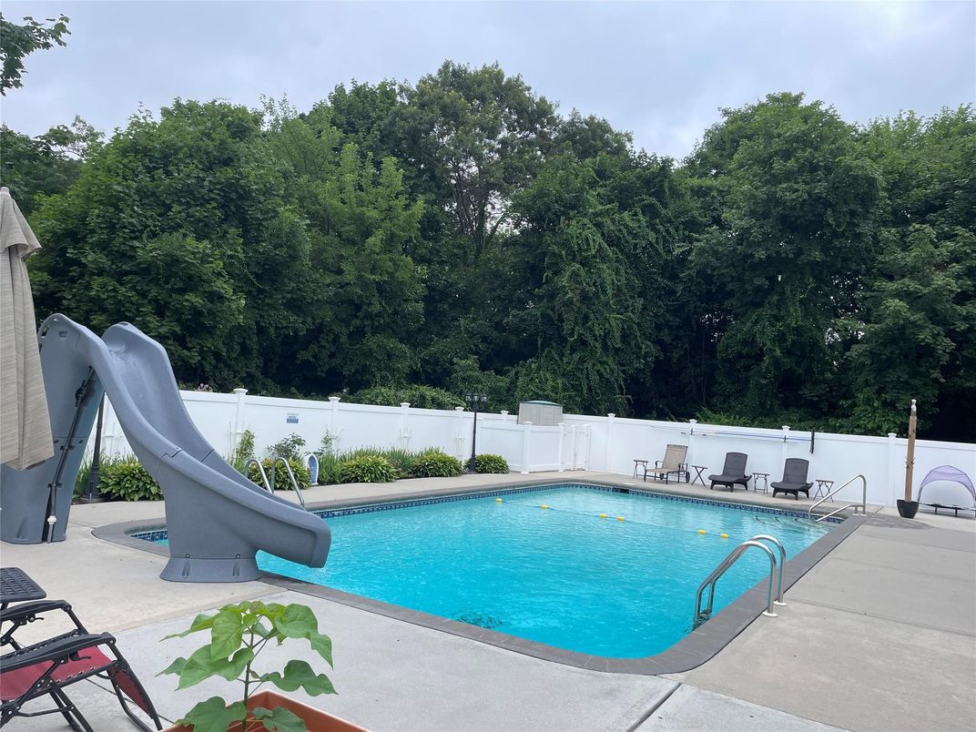 Exterior, Playground, Pool