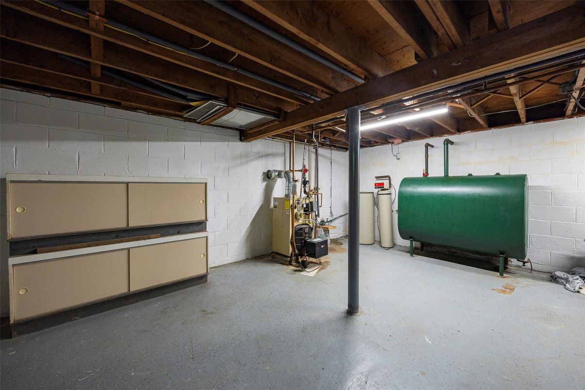Garage, Interior, Wooden Beams
