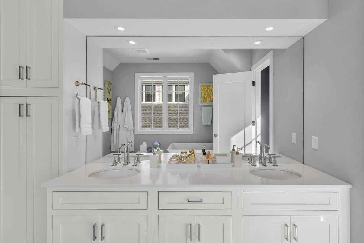 Bathroom, Dual Sink Vanities, Interior, Recessed Lighting
