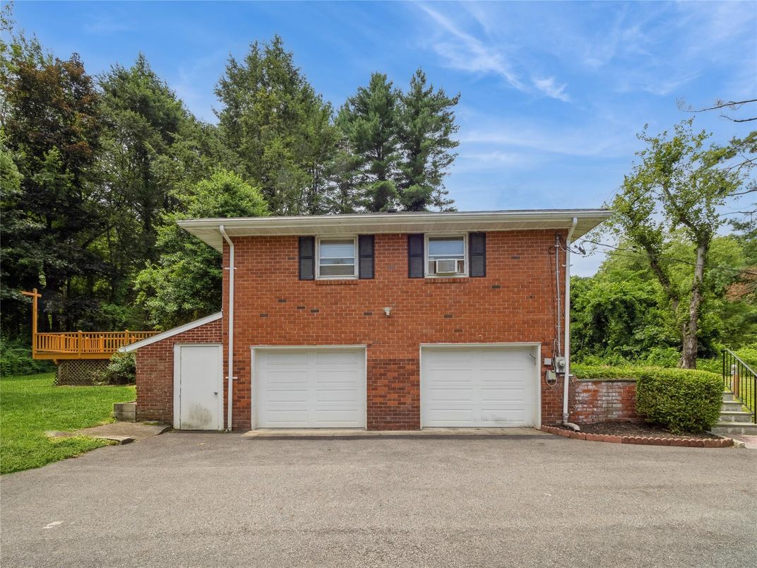 Attached, Exterior, Facade, Brick Facade, Raised Ranch