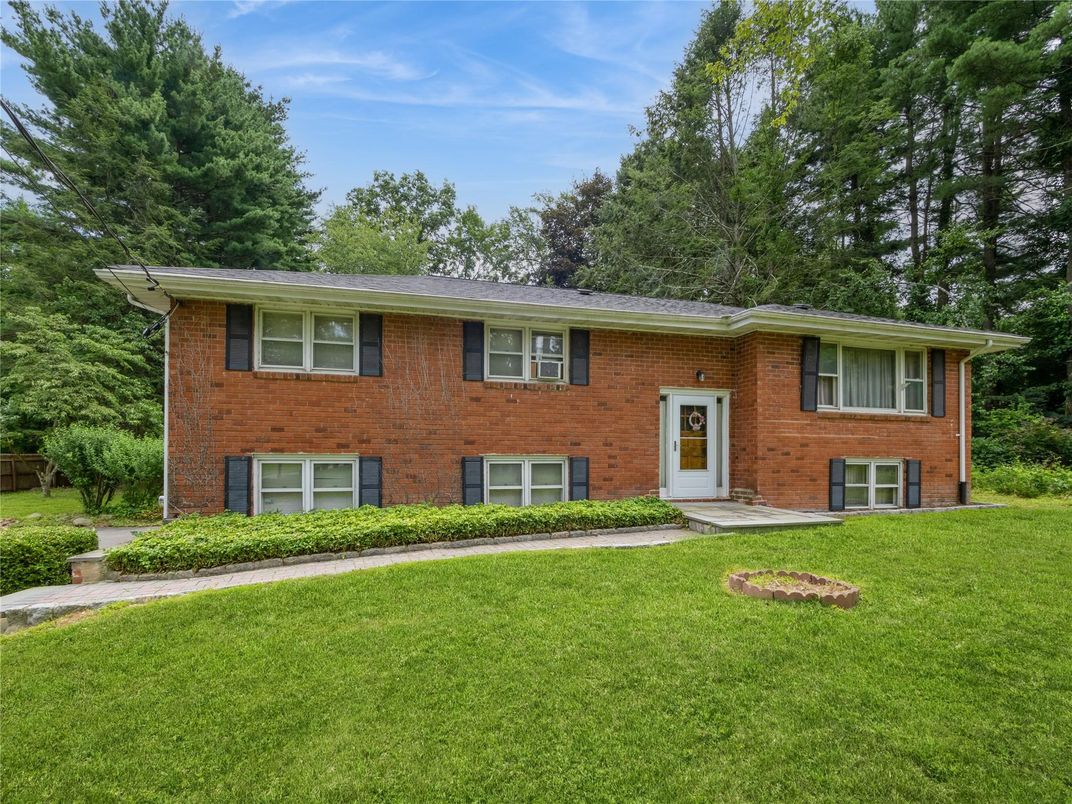 Exterior, Facade, Brick Facade, Raised Ranch