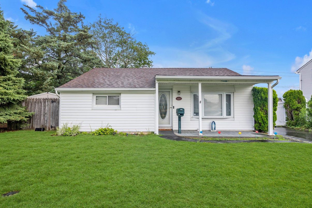 Exterior, Facade, Ranch