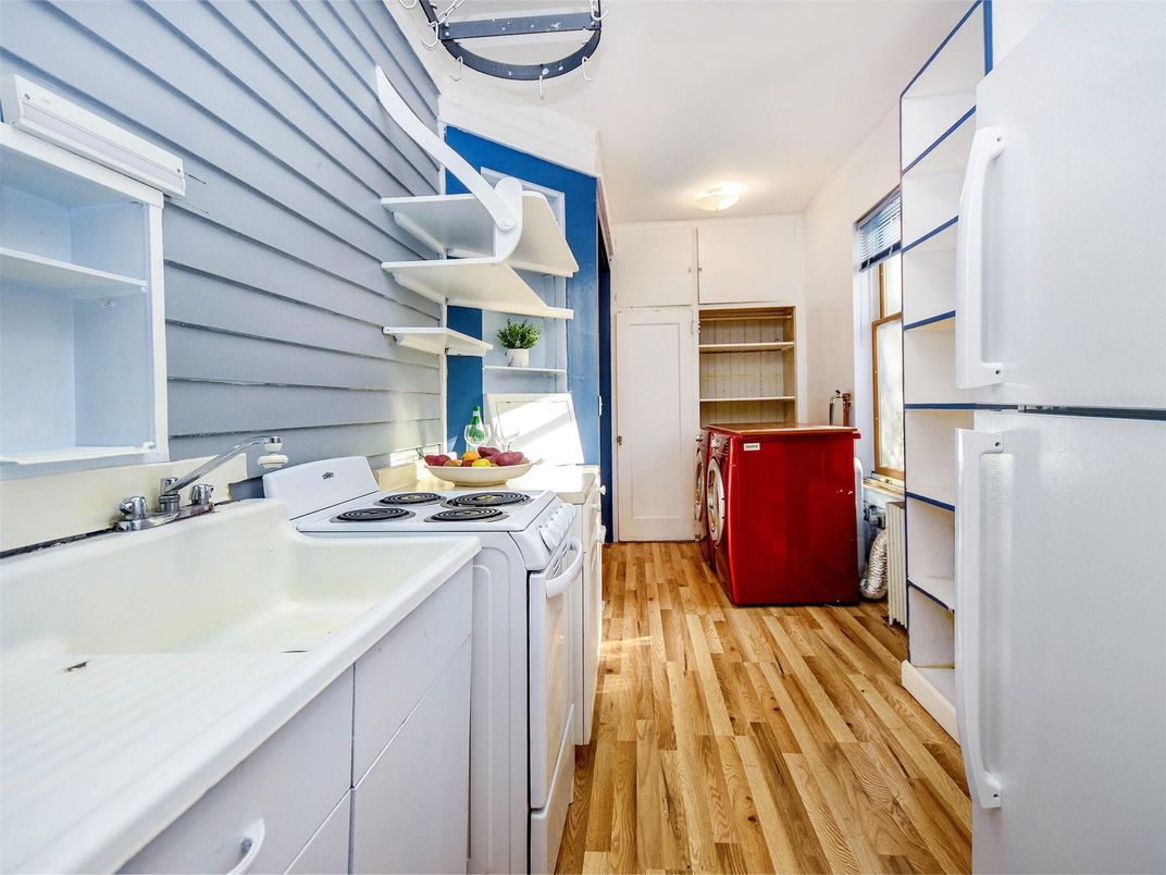 Interior, Washer, Wood Texture Flooring