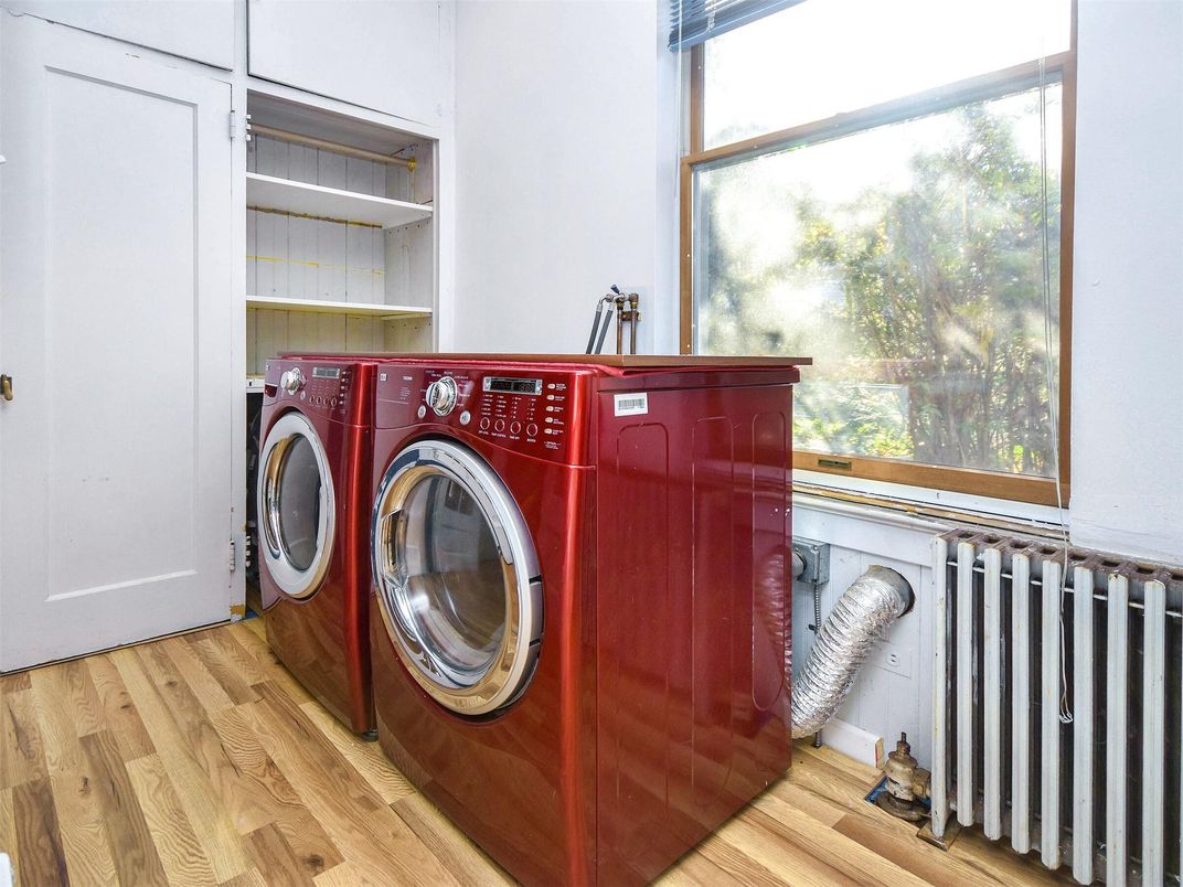 Interior, Washer, Wood Texture Flooring
