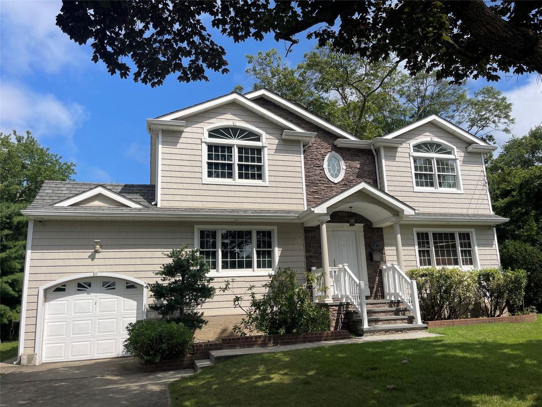 Attached, Exterior, Facade, Split Level