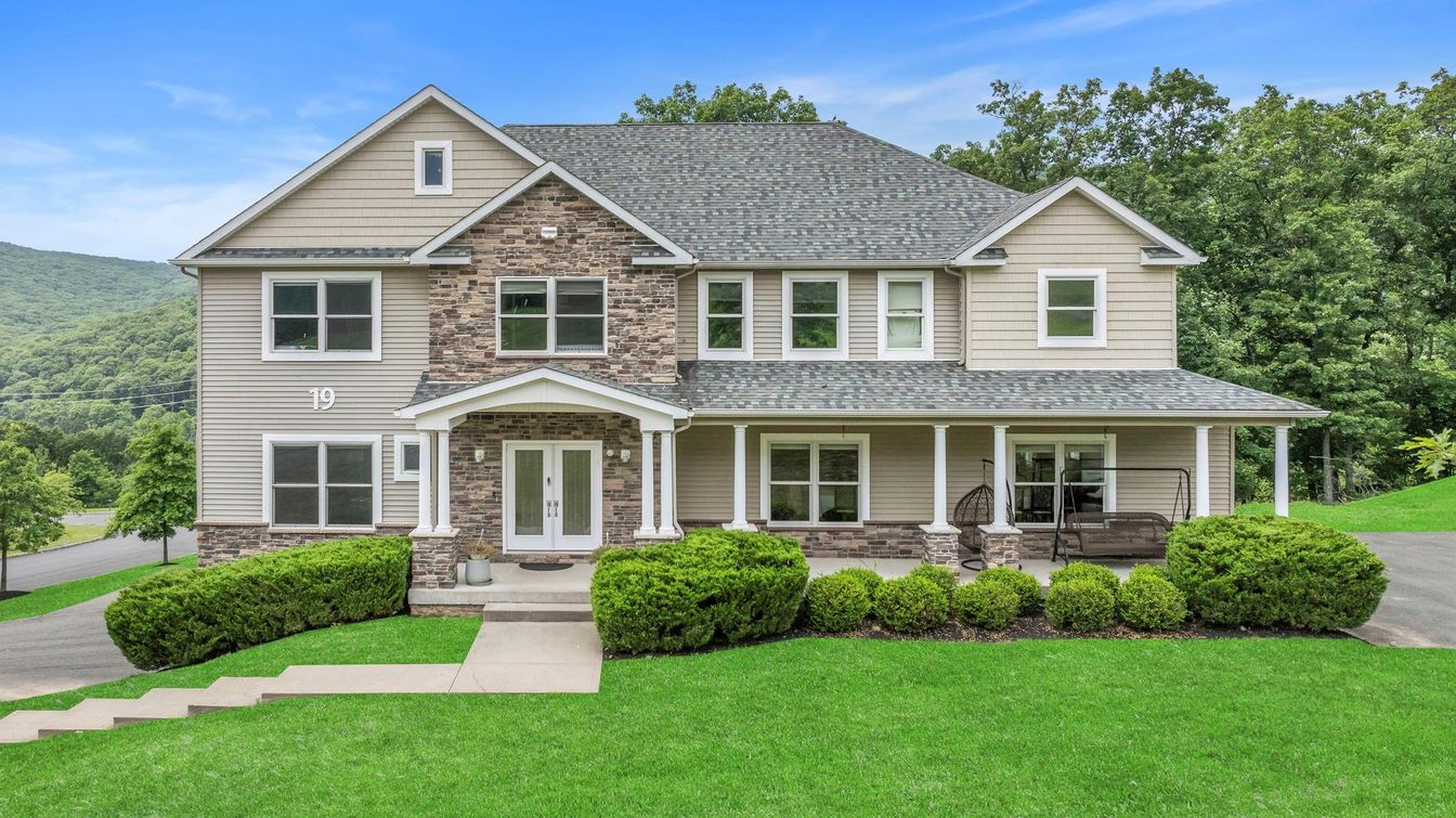 Exterior, Facade, Farmhouse