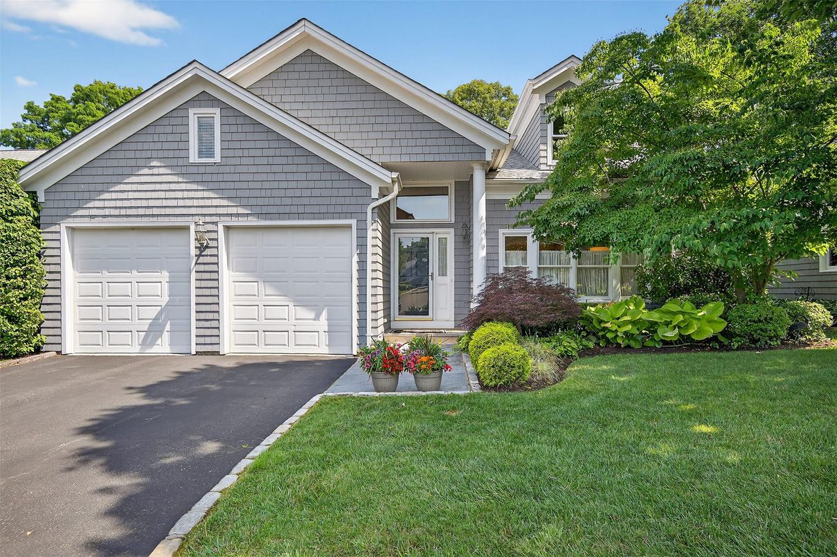 Attached, Exterior, Facade, American Craftsman
