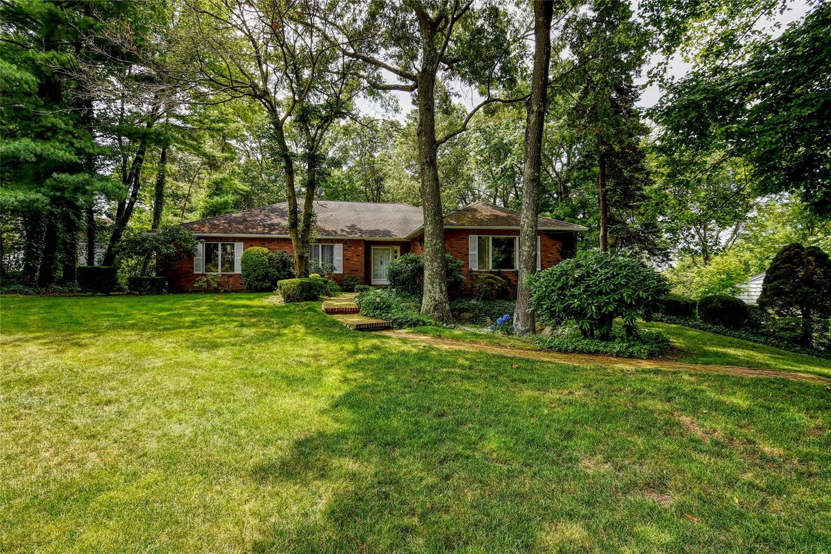 Exterior, Facade, Brick Facade, Ranch