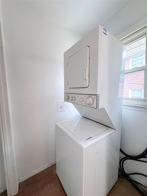 Interior, Utility Closets, Washer, Wood Texture Flooring