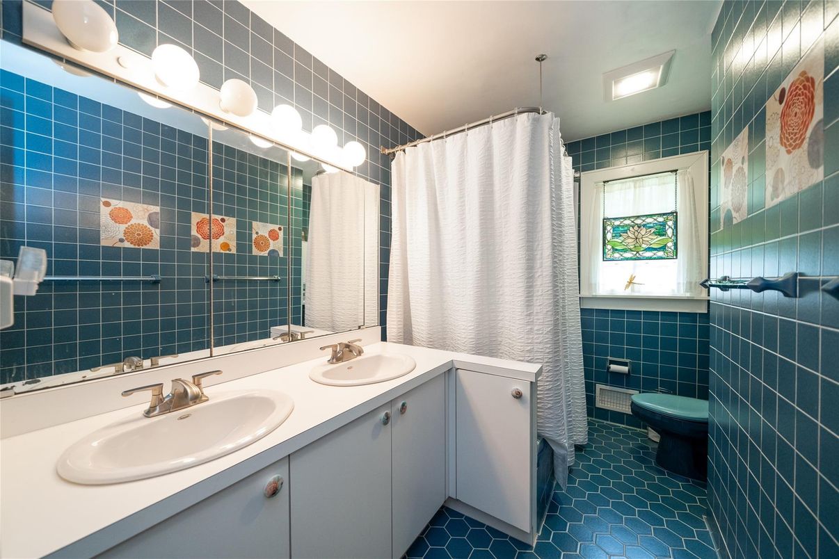 Bathroom, Dual Sink Vanities, Interior, Recessed Lighting