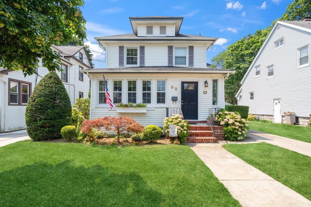 Exterior, Facade, American Foursquare