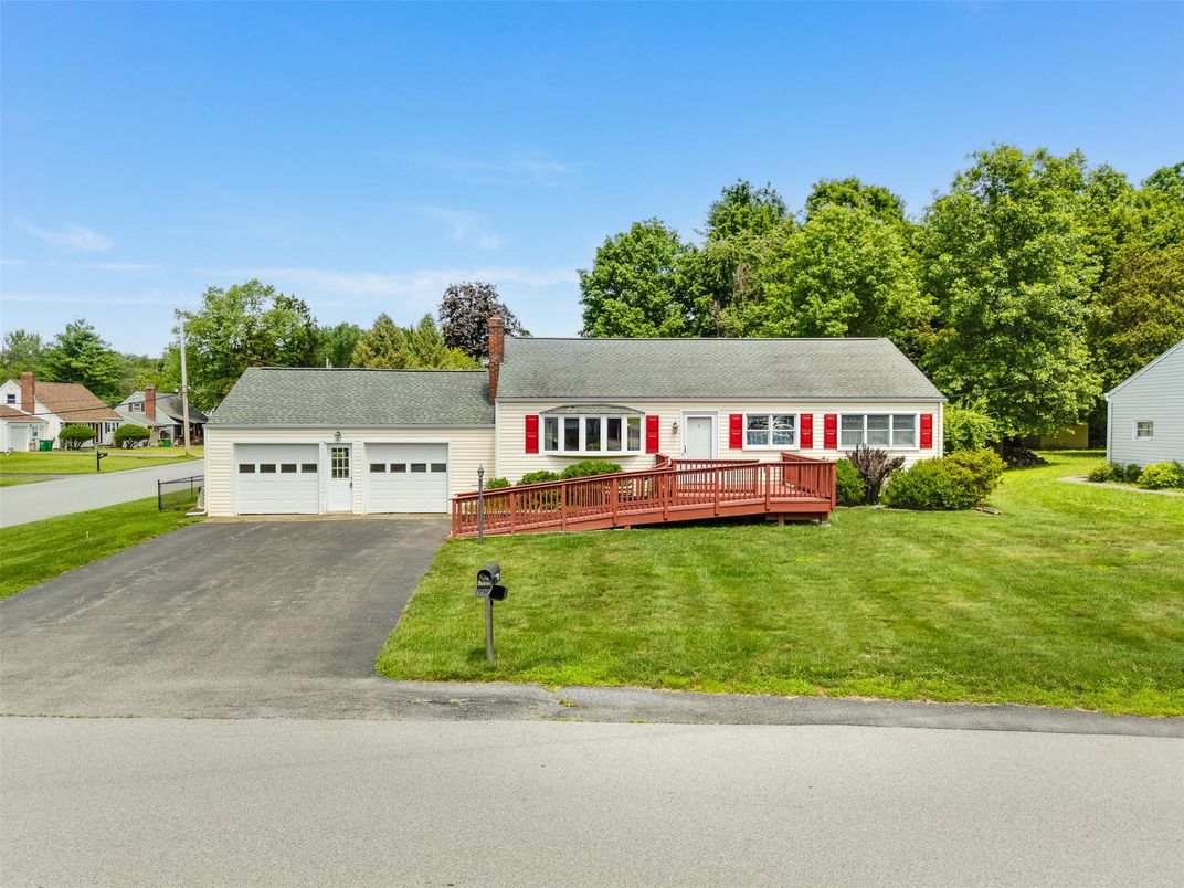Attached, Exterior, Facade, Cape Cod