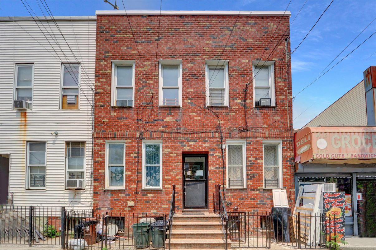Exterior, Facade, Brick Facade, Rowhouse