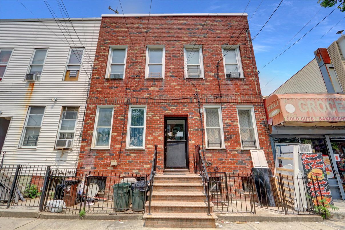 Exterior, Facade, Brick Facade, Rowhouse