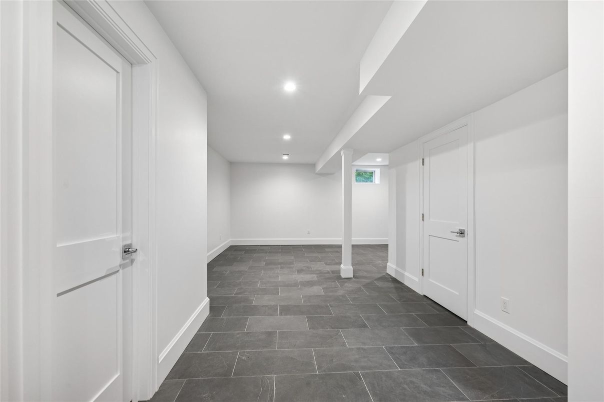 Empty room, Interior, Recessed Lighting