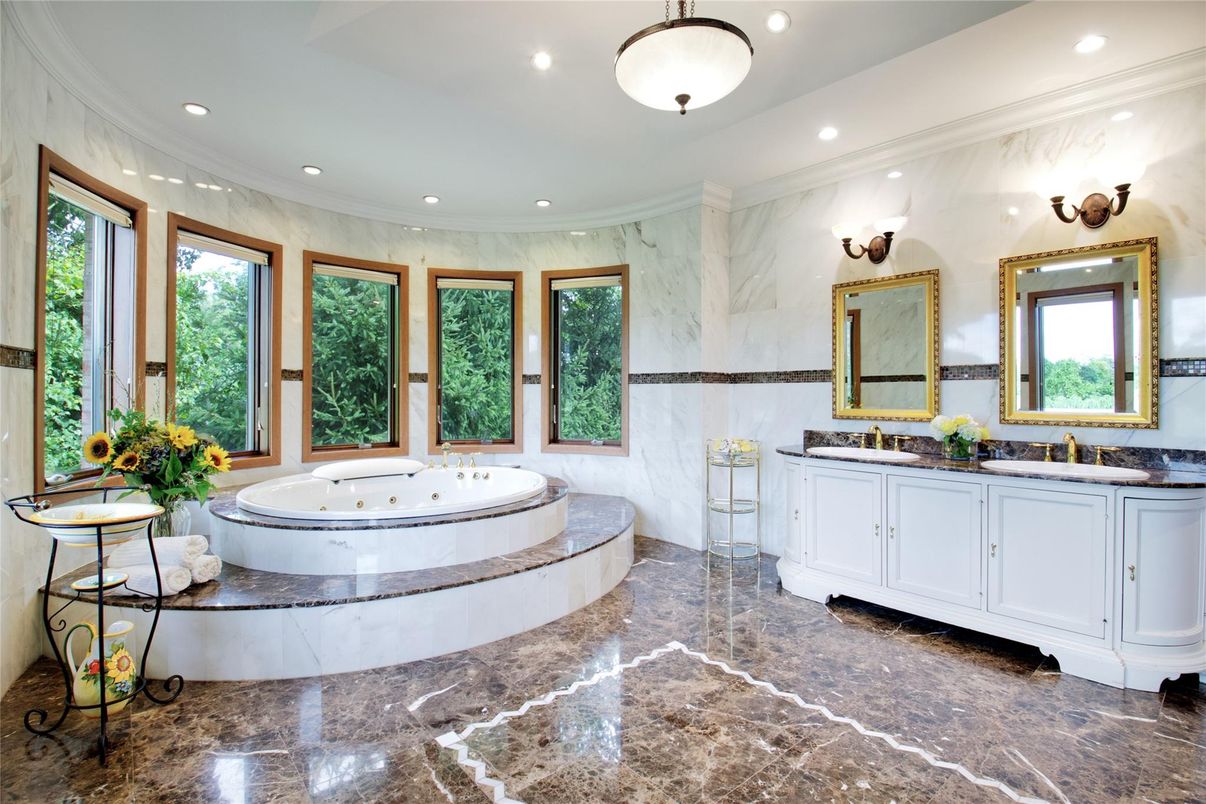 Bathroom, Dual Sink Vanities, Interior, Recessed Lighting