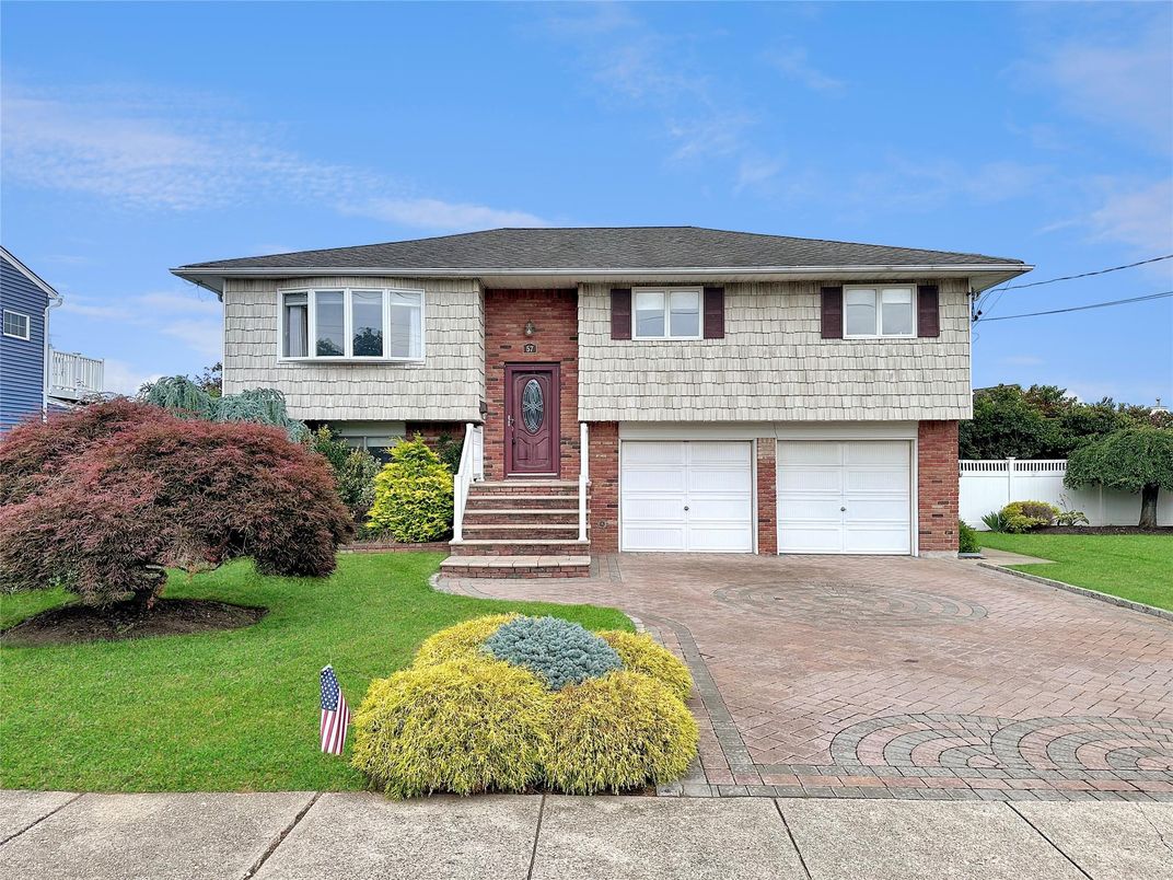 Attached, Exterior, Facade, Raised Ranch