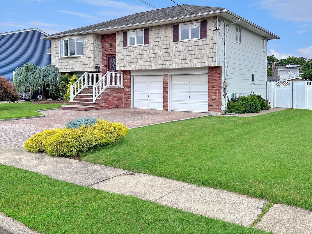 Attached, Exterior, Facade, Brick Facade, Raised Ranch