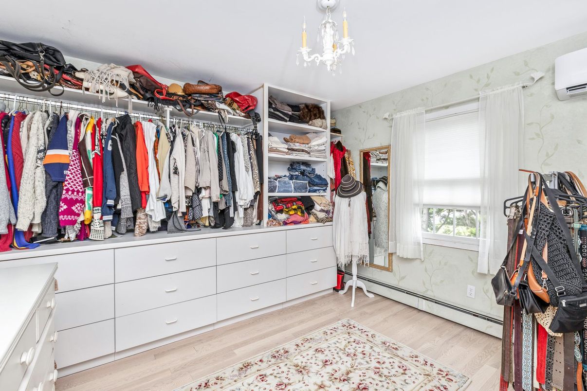 Interior, Pendant Lights, Walk-in Closets, Wood Texture Flooring