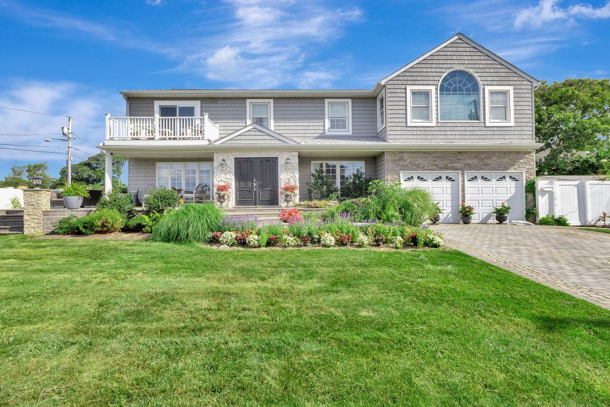 Attached, Exterior, Facade, Farmhouse