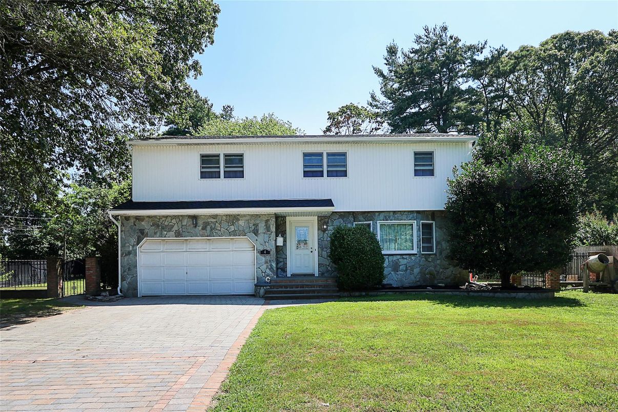 Attached, Exterior, Facade, Raised Ranch