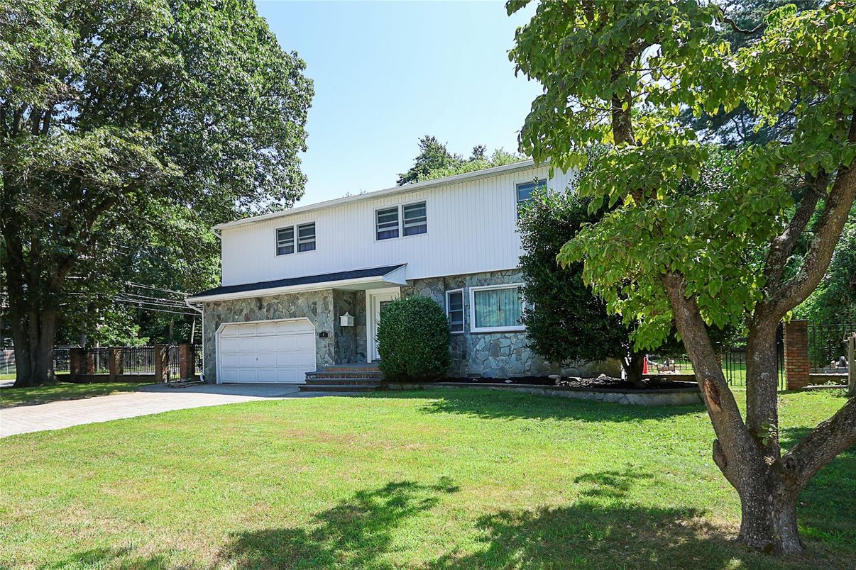 Attached, Exterior, Facade, Split Level