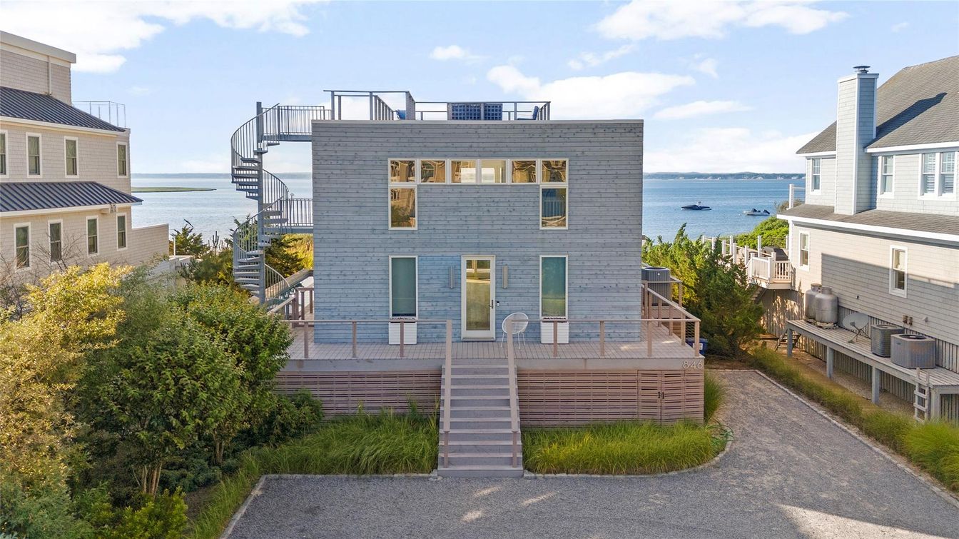 Exterior, Facade, Water, Modern
