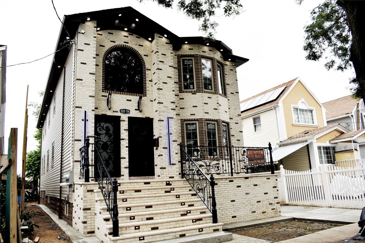 Exterior, Facade, Rowhouse