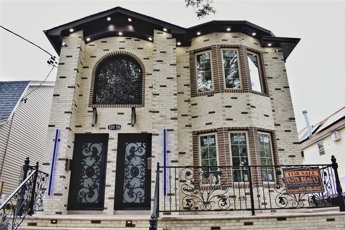 Exterior, Facade, Rowhouse