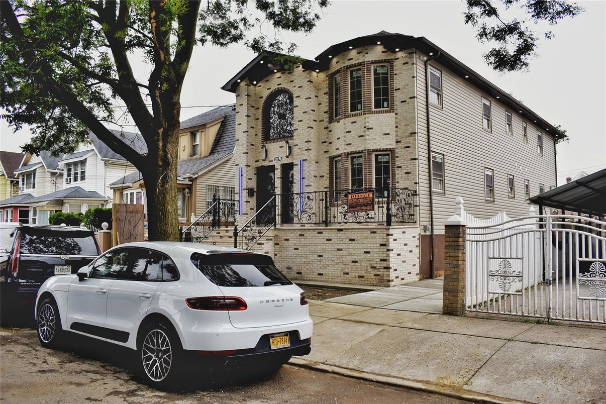 Exterior, Facade, Rowhouse