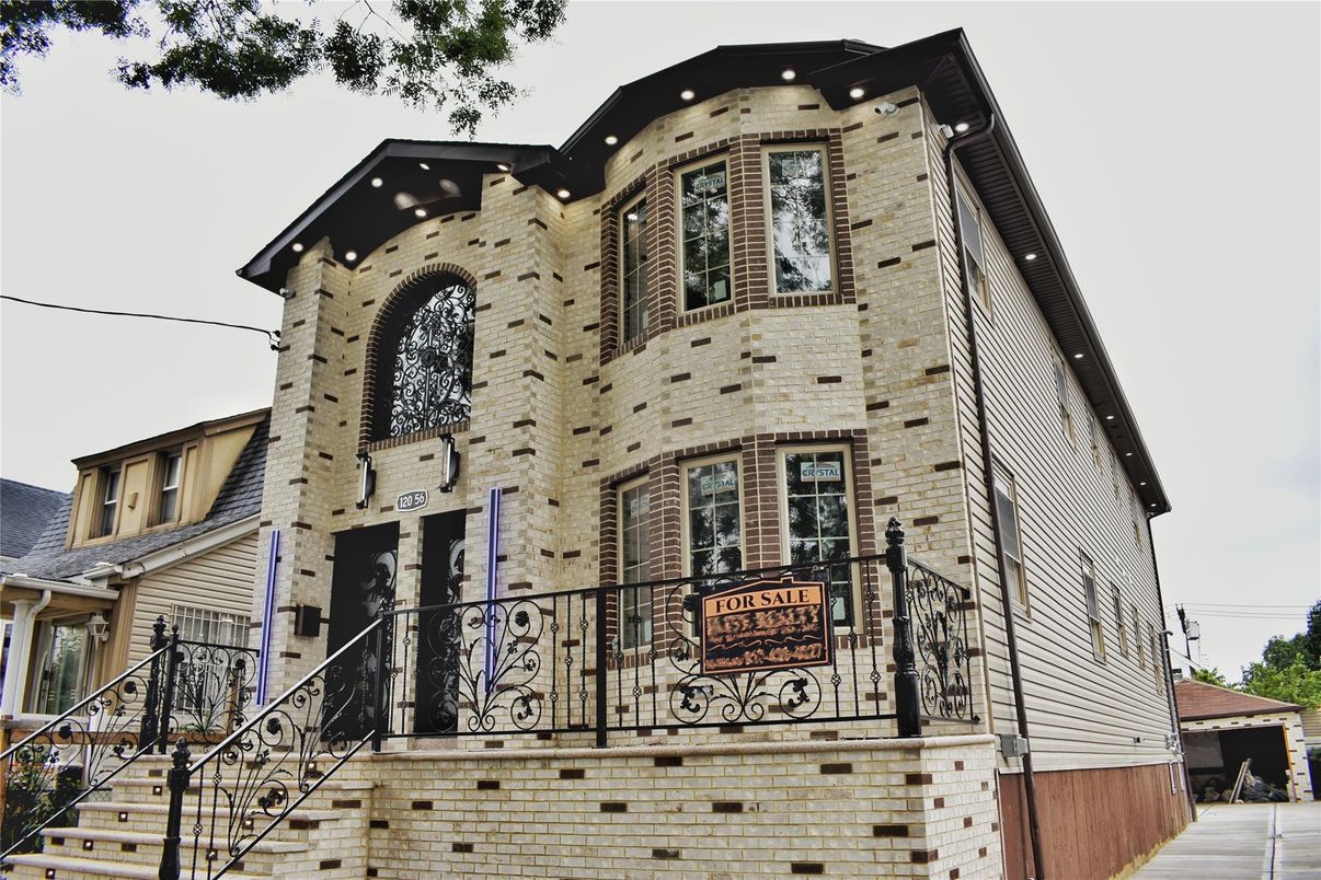 Exterior, Facade, Rowhouse