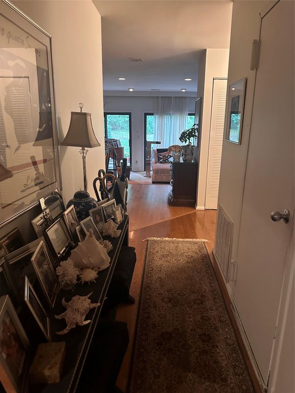 Fitness Equipment, Interior, Living room, Recessed Lighting, Wood Texture Flooring