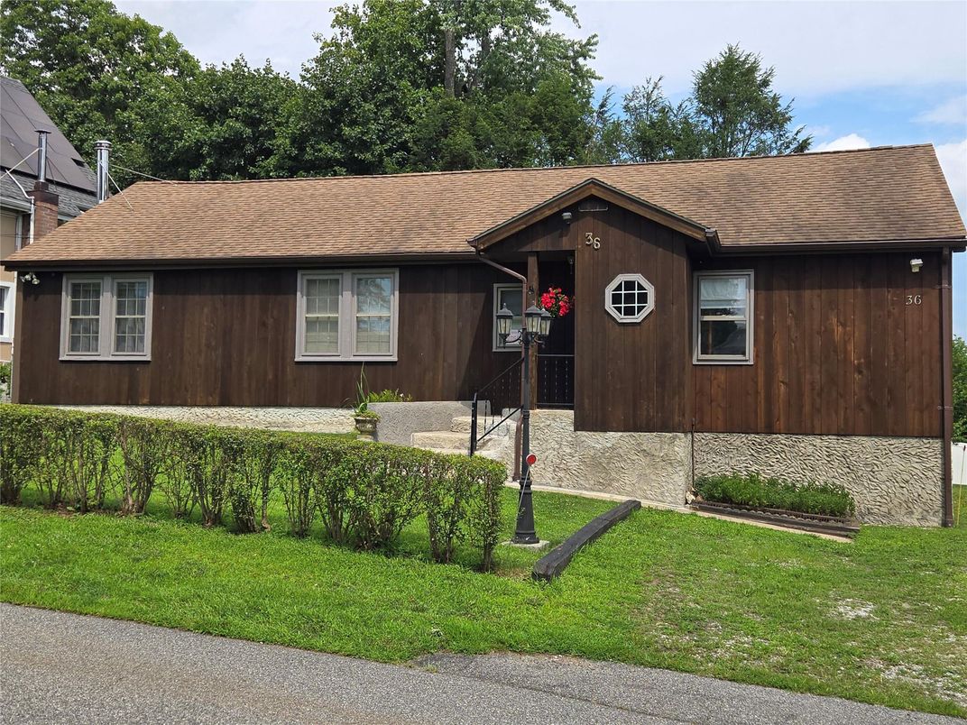 Exterior, Facade, Ranch