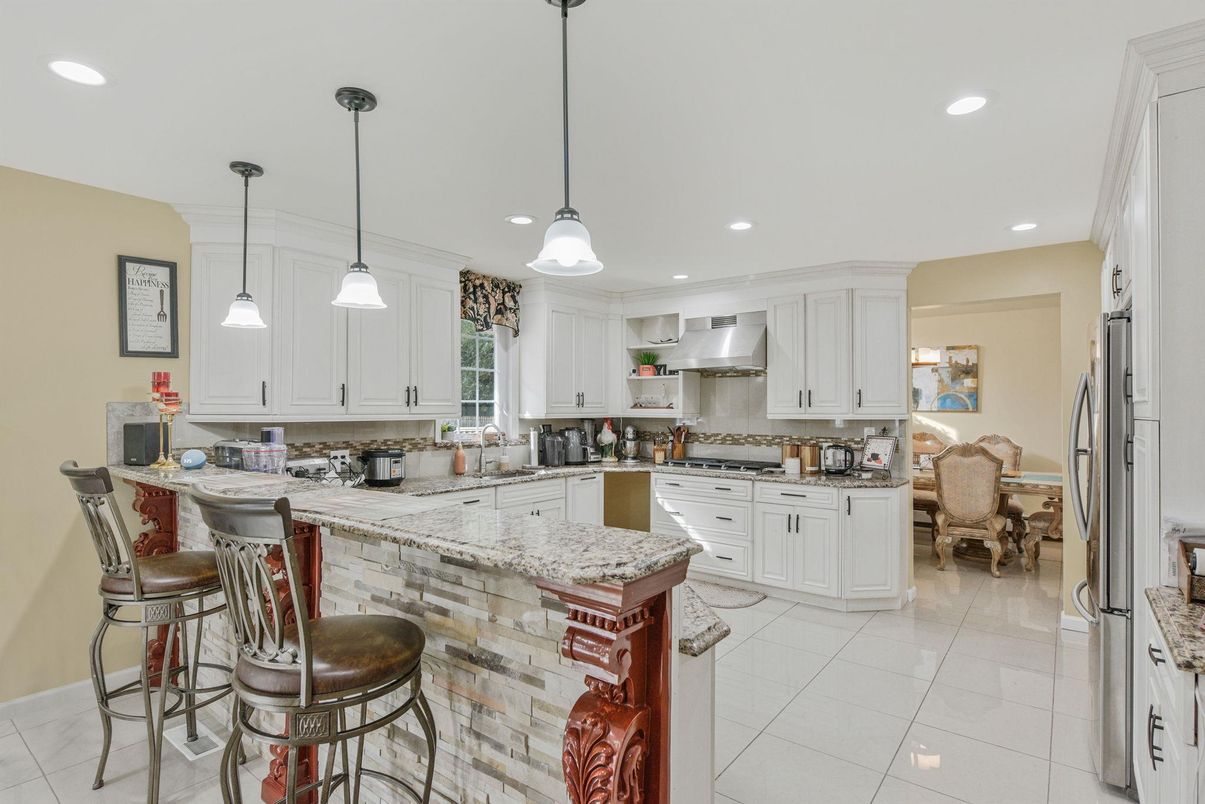 Dining room, Interior, Kitchen, Pendant Lights, Recessed Lighting, Stainless Steel Appliances