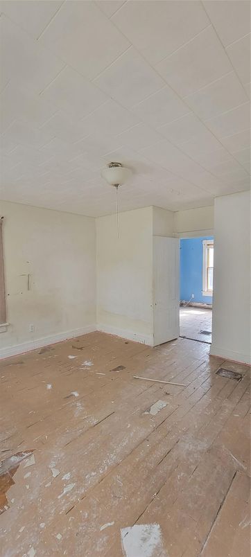 Empty room, Interior