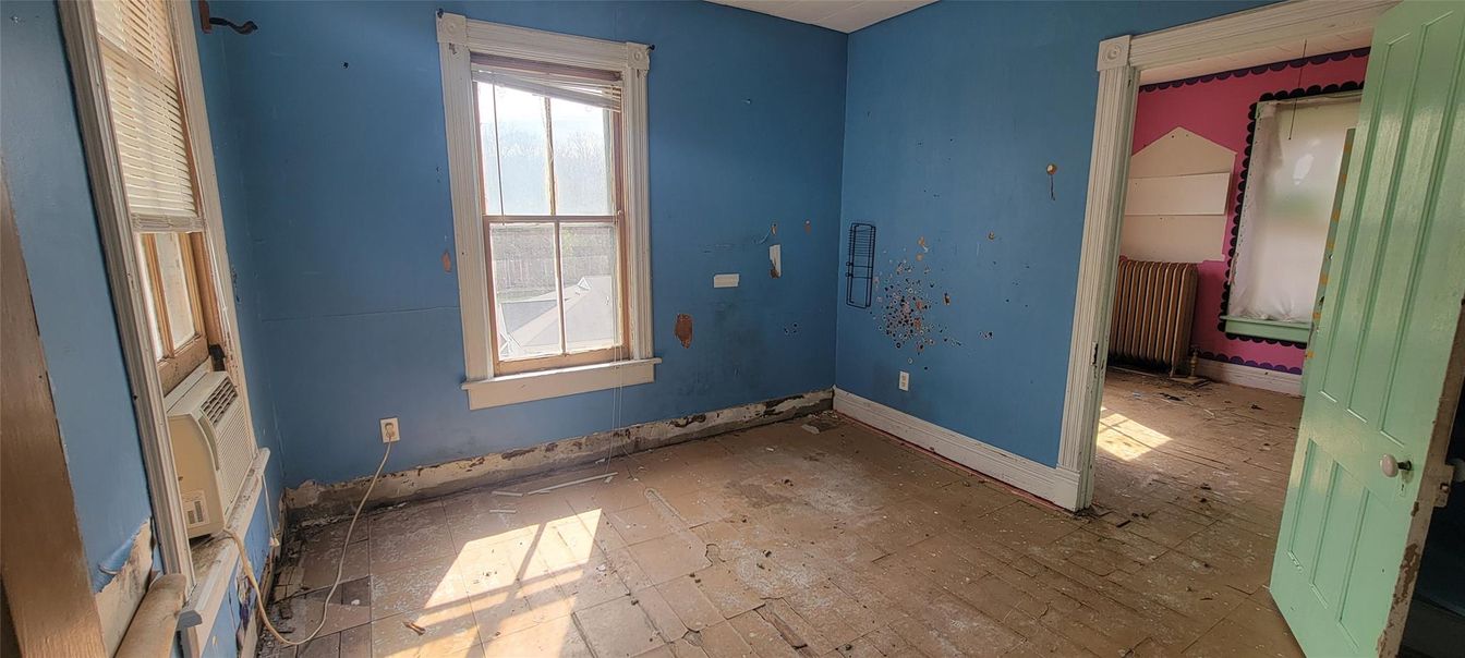 Empty room, Interior