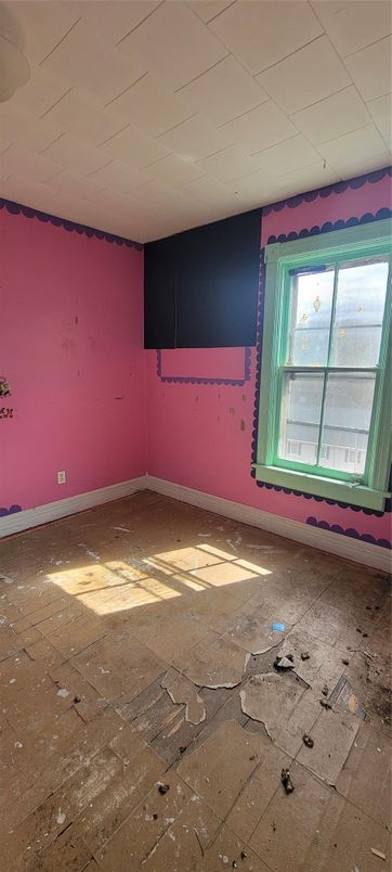 Empty room, Interior