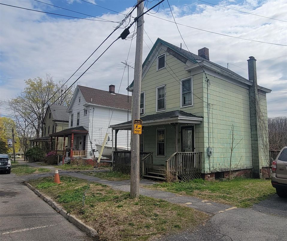 Exterior, Facade, Queen Anne Victorian